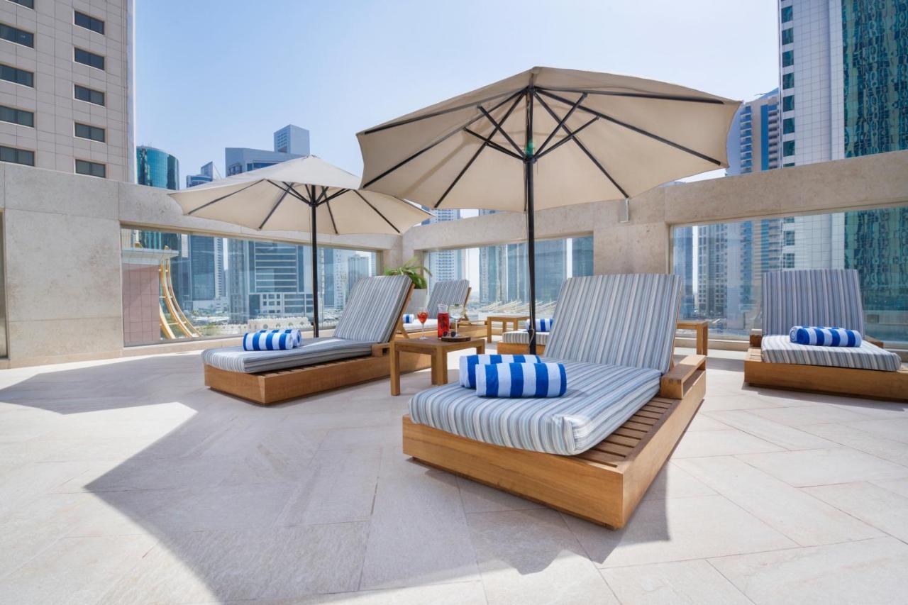 Wyndham Grand Doha West Bay Beach Zewnętrze zdjęcie The pool deck at the hotel