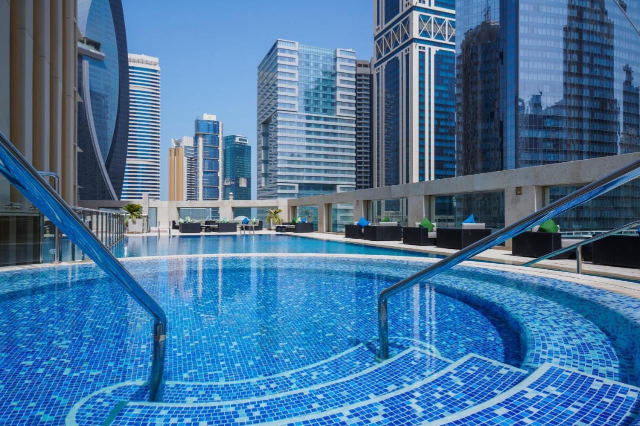 Wyndham Grand Doha West Bay Beach Zewnętrze zdjęcie The swimming pool at the hotel