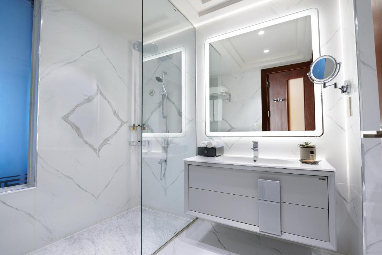 Wyndham Grand Doha West Bay Beach Zewnętrze zdjęcie Bathroom