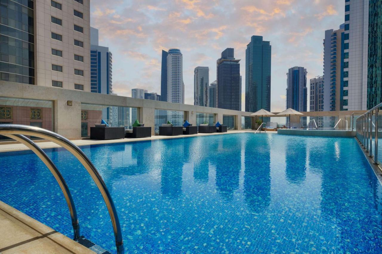 Wyndham Grand Doha West Bay Beach Zewnętrze zdjęcie The swimming pool at the hotel