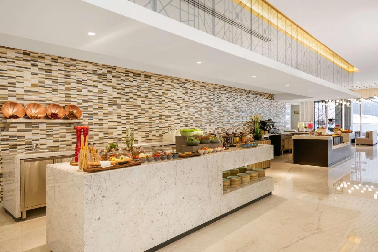 Wyndham Grand Doha West Bay Beach Zewnętrze zdjęcie The buffet at the lobby