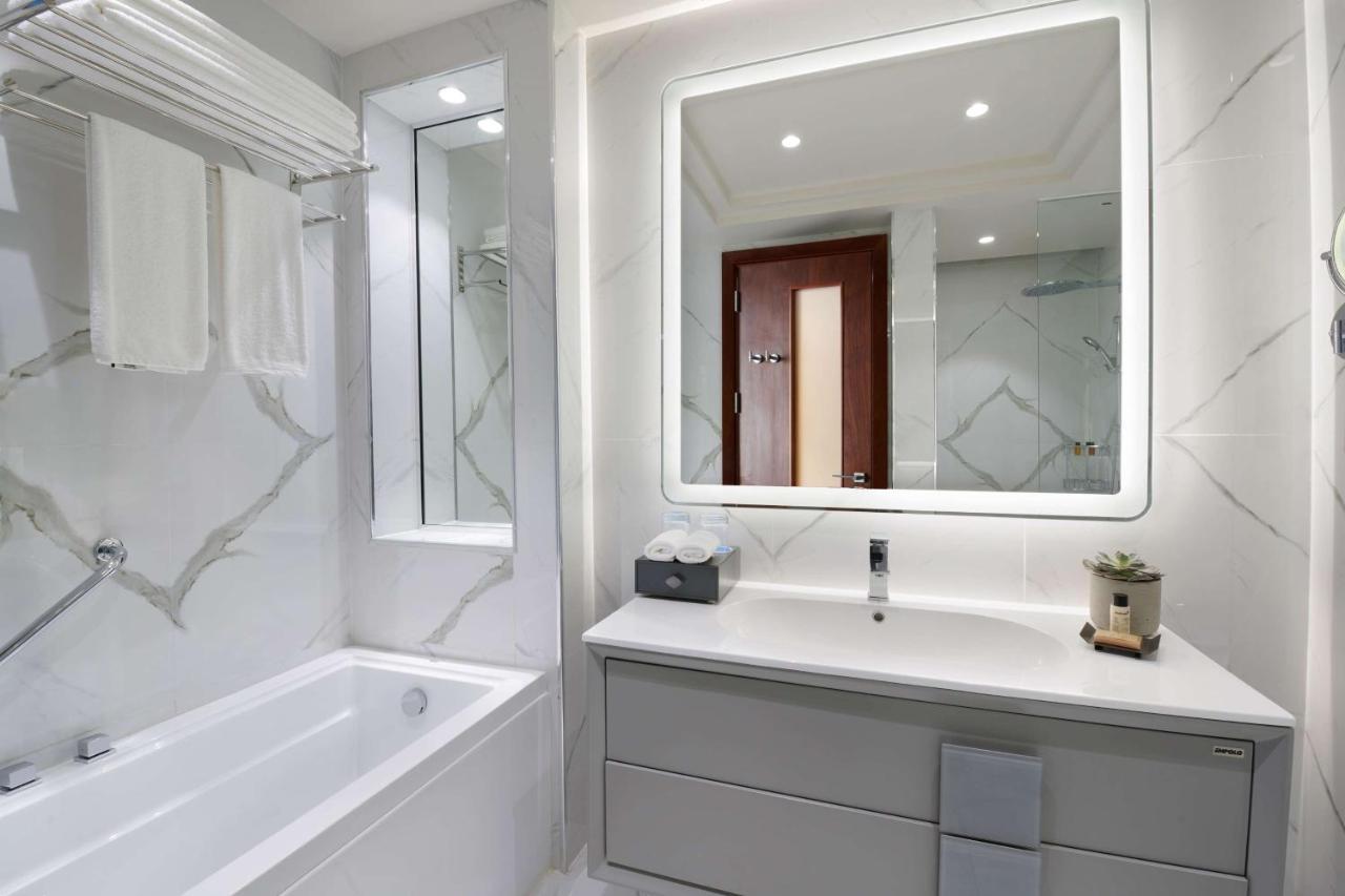 Wyndham Grand Doha West Bay Beach Zewnętrze zdjęcie Bathroom