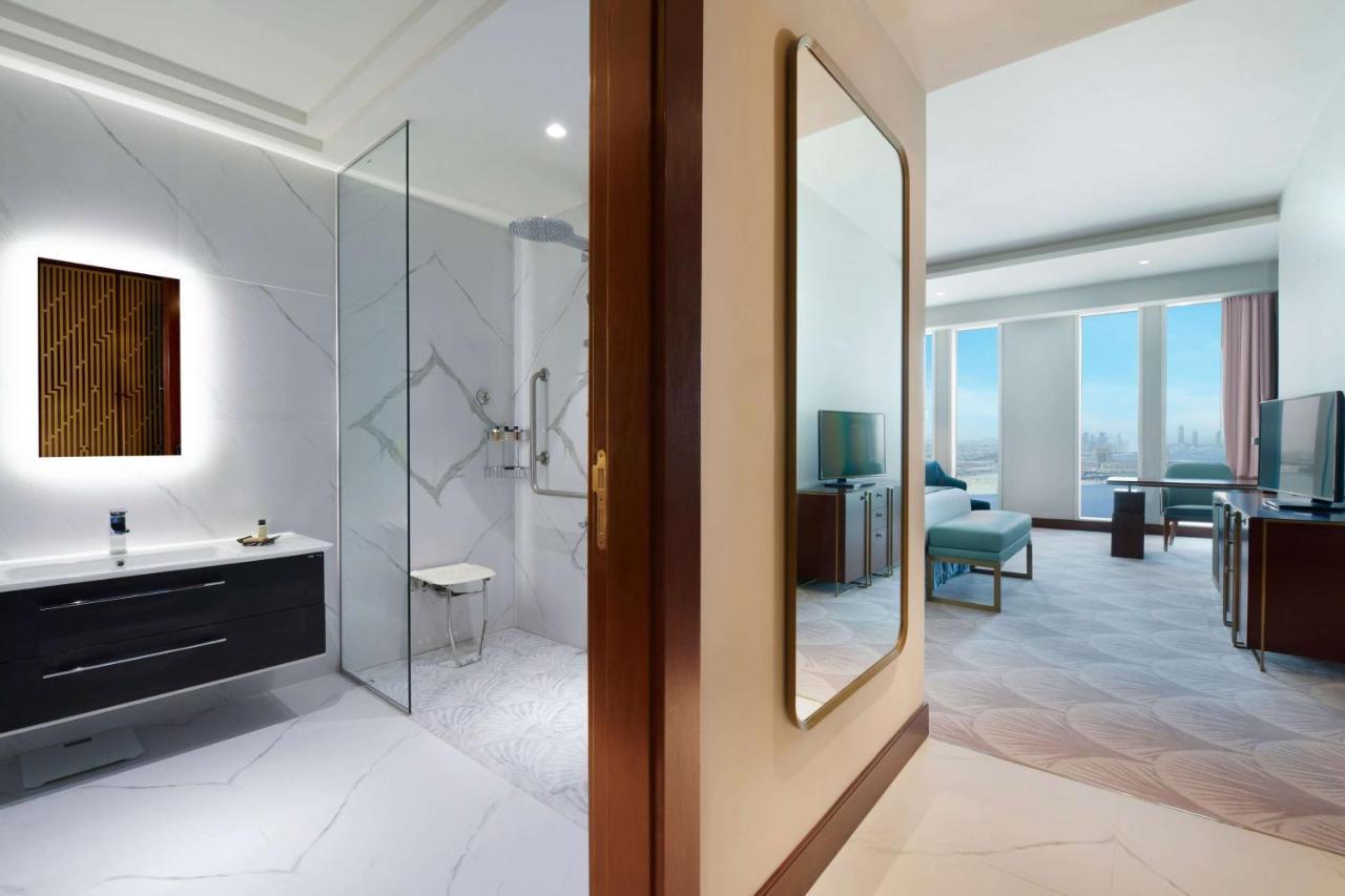 Wyndham Grand Doha West Bay Beach Zewnętrze zdjęcie A guest room at the hotel