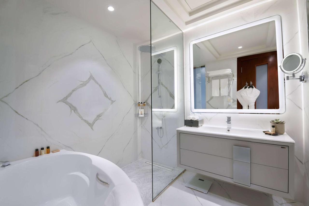 Wyndham Grand Doha West Bay Beach Zewnętrze zdjęcie Bathroom