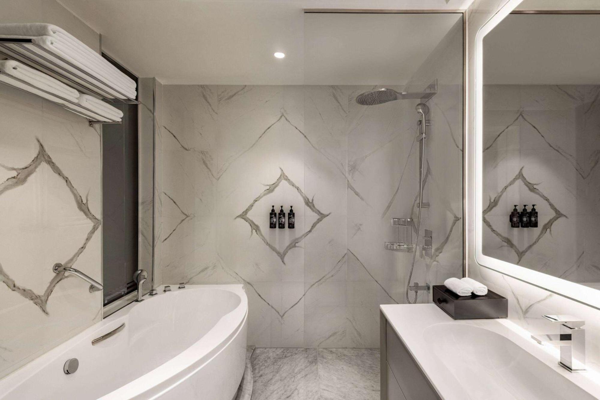 Wyndham Grand Doha West Bay Beach Zewnętrze zdjęcie Bathroom