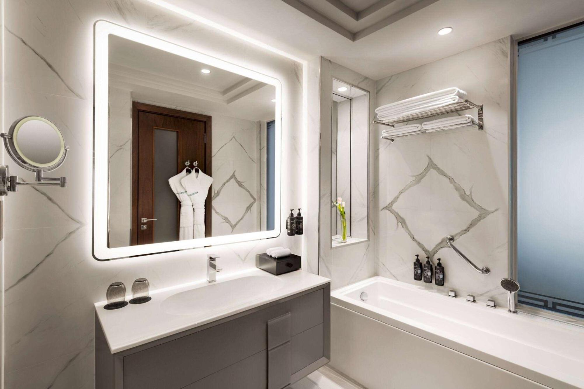 Wyndham Grand Doha West Bay Beach Zewnętrze zdjęcie Bathroom