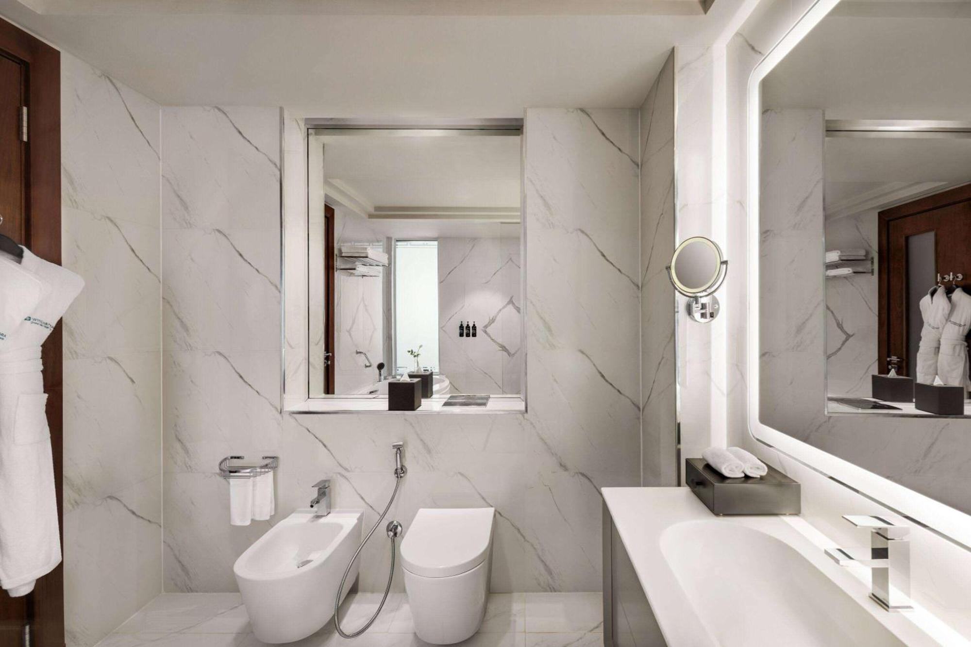 Wyndham Grand Doha West Bay Beach Zewnętrze zdjęcie Bathroom