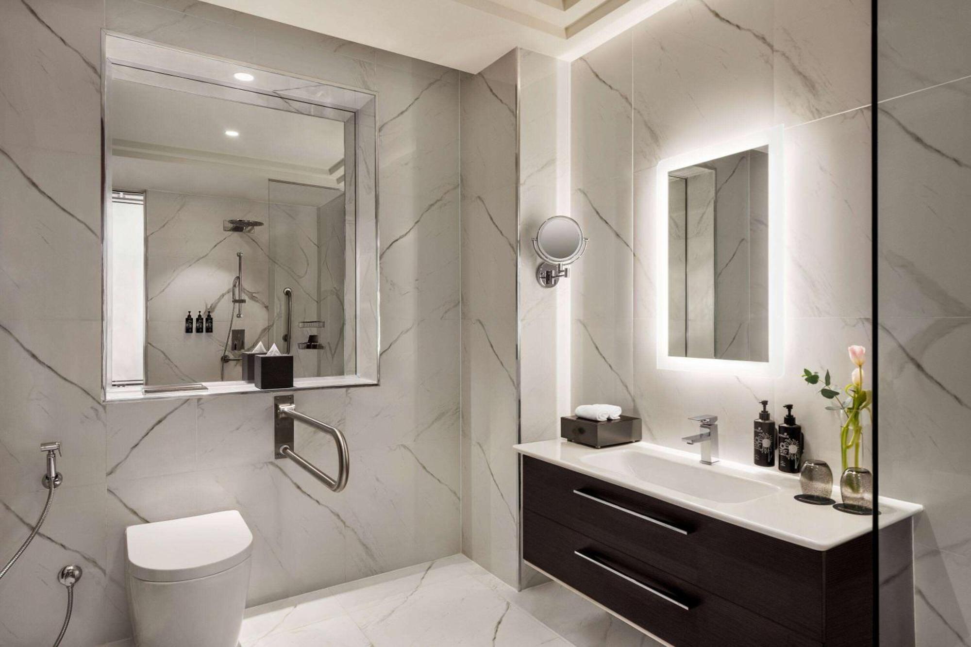 Wyndham Grand Doha West Bay Beach Zewnętrze zdjęcie Bathroom